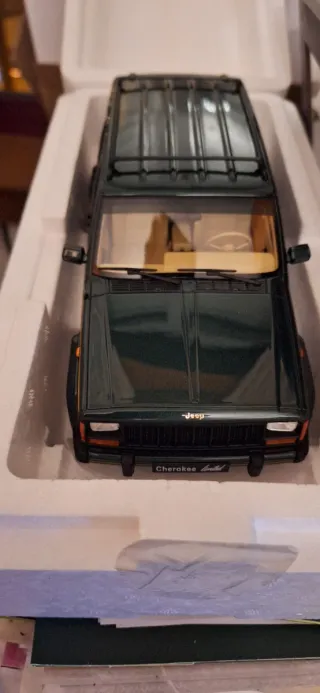 Jeep Cherokee Limited Otto Mobile 1:18
