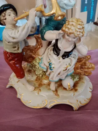 Figura porcelana niños músicos dorada