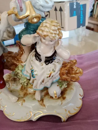 Figura porcelana niños músicos dorada