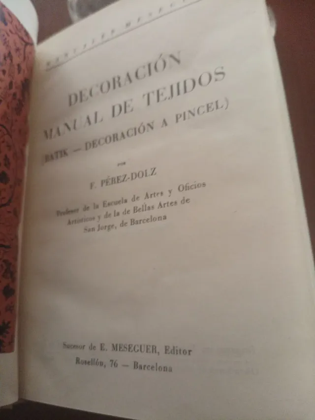 LIBRO ANTIGUO, DECORACIÓN MANUAL DE TEJIDOS