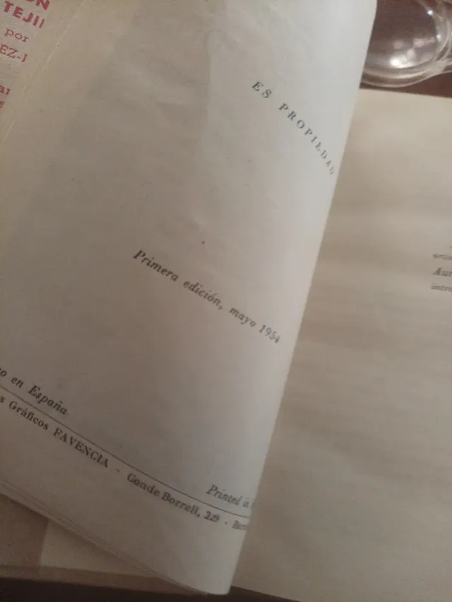 LIBRO ANTIGUO, DECORACIÓN MANUAL DE TEJIDOS