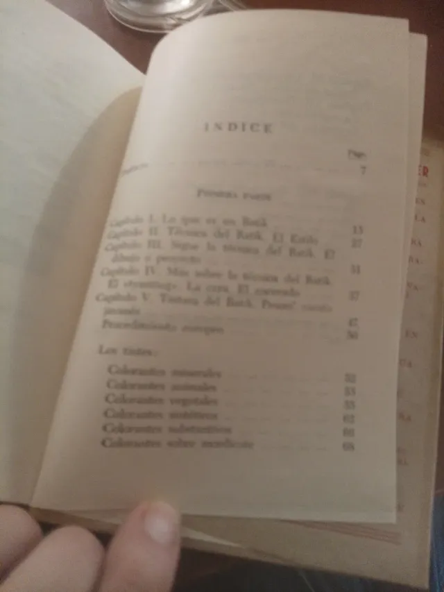 LIBRO ANTIGUO, DECORACIÓN MANUAL DE TEJIDOS