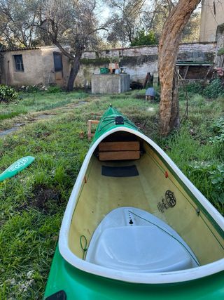 Piragua K1 verde y blanca