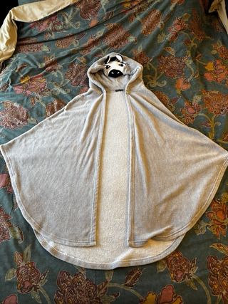 Capa con capucha polar cebra gris talla XL