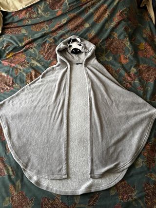 Capa con capucha polar cebra gris talla XL