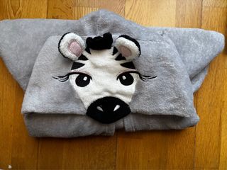 Capa con capucha polar cebra gris talla XL