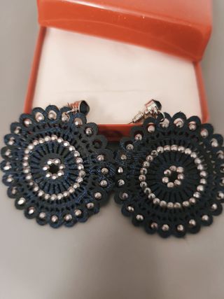 Pendientes negro y plateados