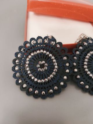 Pendientes negro y plateados