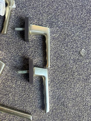 Manillas de ventana plateadas