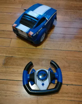 Coche teledirigido azul con volante