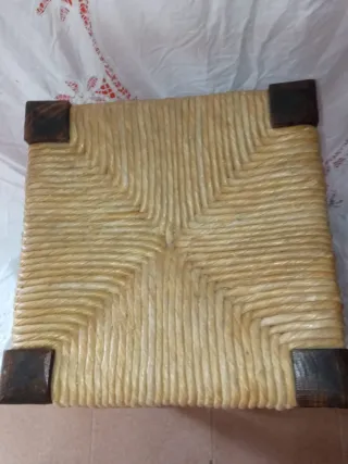 Taburete de madera con asiento de yute