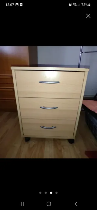 Escritorio y mesita de madera