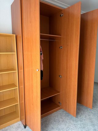 Armario de madera marrón