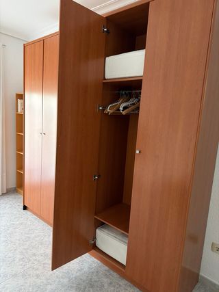 Armario de madera marrón