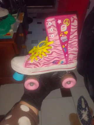 Patines de ruedas rosas con cordones amarillos37