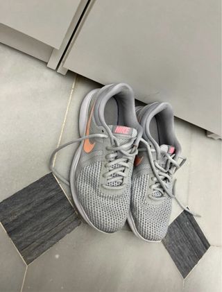 Tenis Nike Gris y Rosa