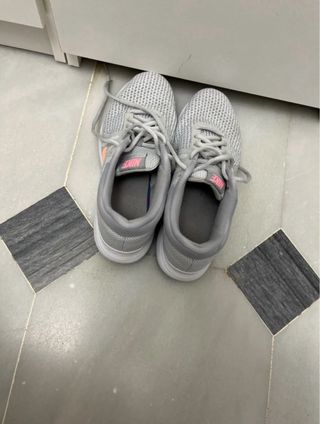 Tenis Nike Gris y Rosa