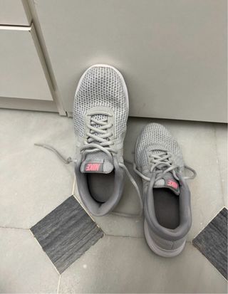 Tenis Nike Gris y Rosa