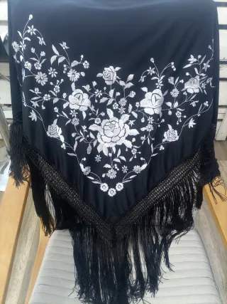 Mantón  flecos largos negro bordado blanco