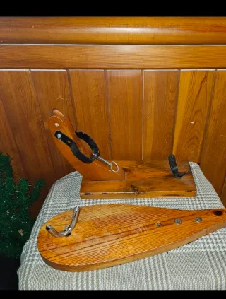 Dos jamoneros de madera y metal