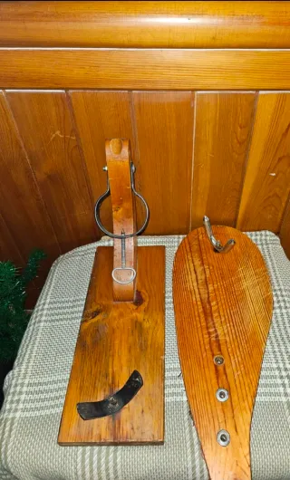 Dos jamoneros de madera y metal