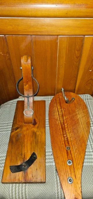 Dos jamoneros de madera y metal
