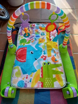 Gimnasio  para bebé con arco , juguetes y piano.