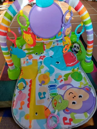 Gimnasio  para bebé con arco , juguetes y piano.