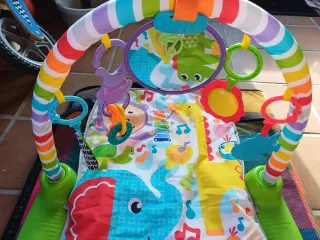 Gimnasio  para bebé con arco , juguetes y piano.