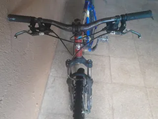 Bicicleta de Montaña Azul y Roja Marca:BH