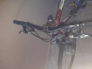 Bicicleta de Montaña Azul y Roja Marca:BH