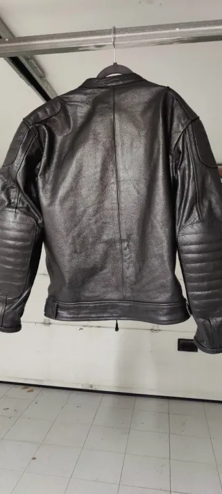 Chaqueta de cuero negra para moto