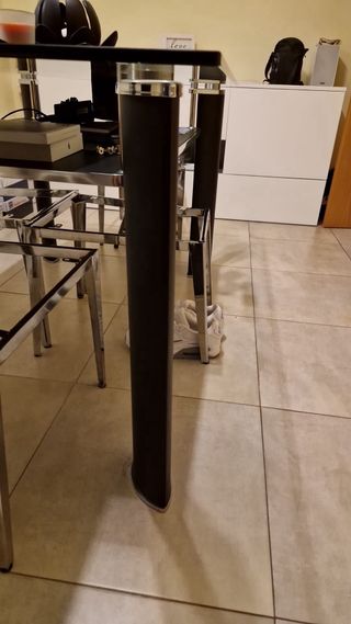 Mesa de comedor de cristal y metal