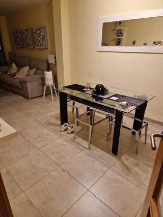 Mesa de comedor de cristal y metal