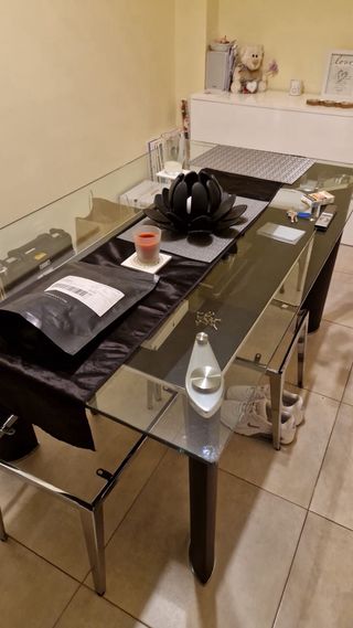 Mesa de comedor de cristal y metal