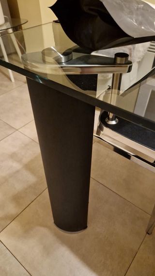 Mesa de comedor de cristal y metal