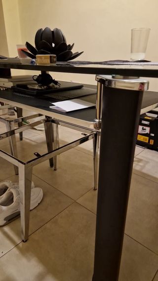 Mesa de comedor de cristal y metal