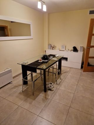 Mesa de comedor de cristal y metal