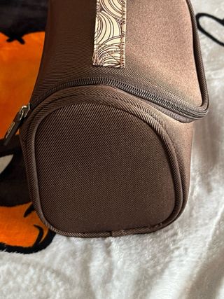 Neceser de viaje marrón con estampado