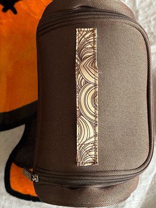 Neceser de viaje marrón con estampado