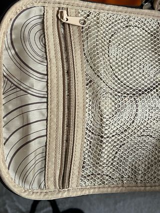 Neceser de viaje marrón con estampado