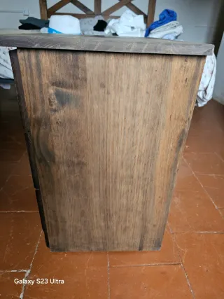 Mesita de noche de madera