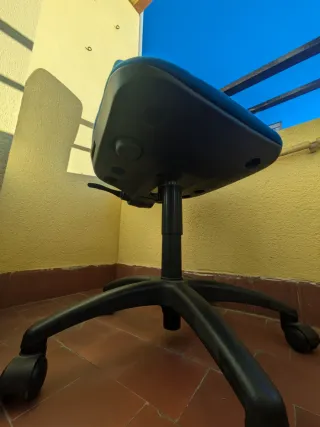 Silla de oficina azul y negra