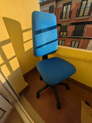 Silla de oficina azul y negra