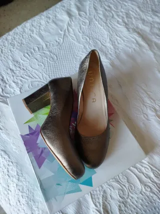Zapatos de tacón Unisa dorados T.39