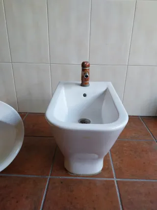 Lavabo y bidé de cerámica