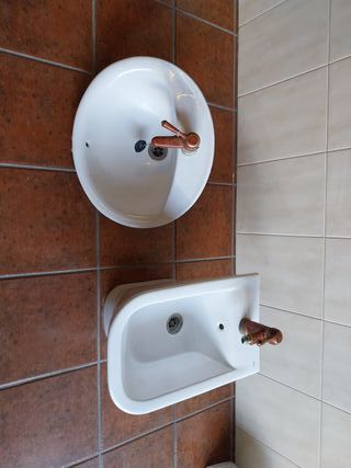 Lavabo y bidé de cerámica