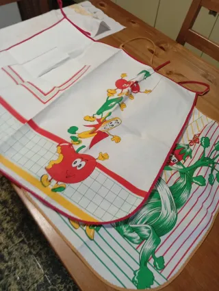 Coppia grembiuli cucina con frutta