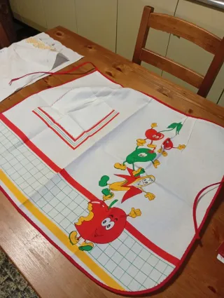 Coppia grembiuli cucina con frutta
