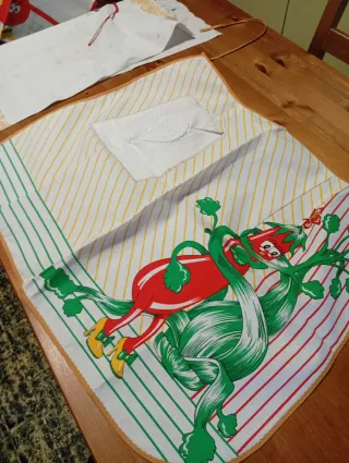 Coppia grembiuli cucina con frutta